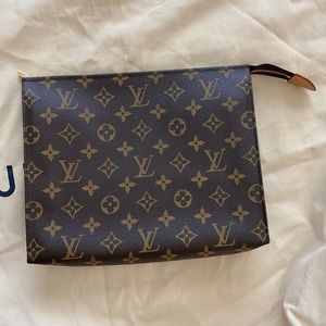 Louis Vuitton Toiletry 26